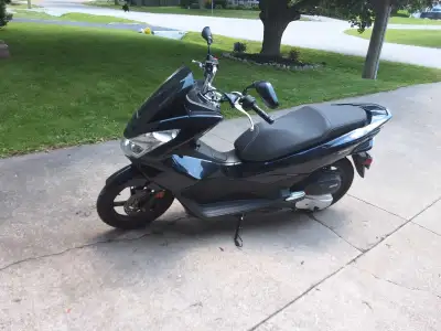 2017 Honda PCX 9800 kms. Large storage under seat big enough for full hemet or groceries.