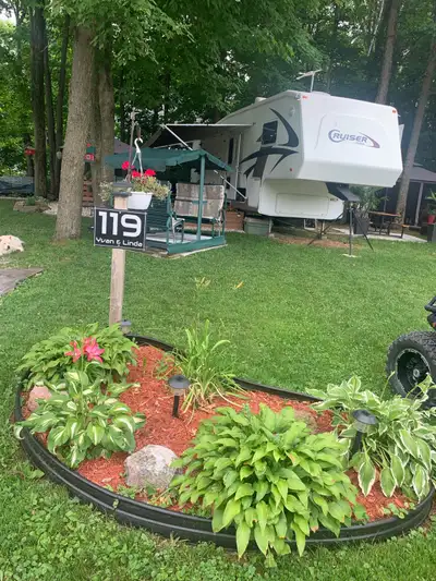 $ 13,500 Roulotte à sellette Fifthwheel cruiser Crossroad 29 pieds, 2007 a vendre. Situé au camping...