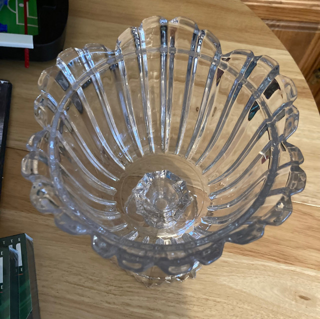 Fifth Avenue Crystal decorative dish vase centrepiece in Home Décor & Accents in Oshawa / Durham Region - Image 2