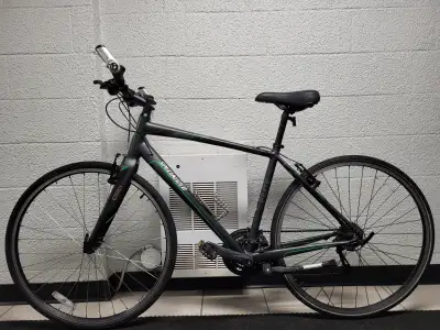 Specialized SIRRUS ELITE lightweight aluminum hybrid. Great condition, runs smooth, ready for a ride...