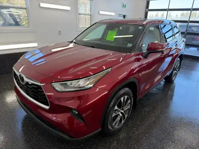 New arrival! Check out this 2021 Toyota highlander XLE all wheel drive! This fully-loaded, 8-passeng...