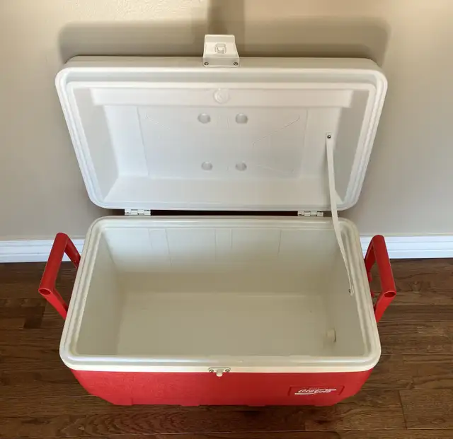 Vintage Red and White Igloo Coca Cola 25 Quart Cooler in Fishing, Camping & Outdoors in City of Montréal - Image 9