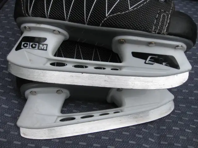 Youth CCM INTRUDER Ice Hockey Skates Size 12 VGC in Hockey in Winnipeg - Image 8