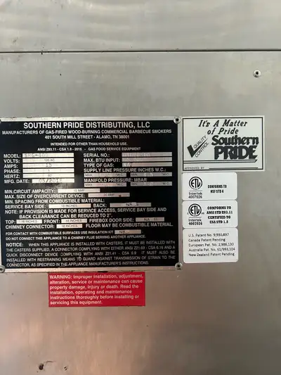 This pre-owned Southern Pride SRG-400 gas-fired wood-burning commercial barbecue smoker offers high-...