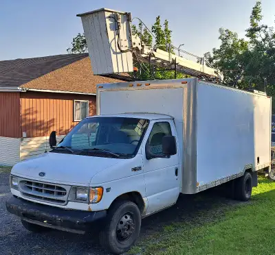 Camion cube 16 pieds Ford e-450 1999 moteur 7.3 turbo diesel, fonctionne très bien 284000km. Très bi...