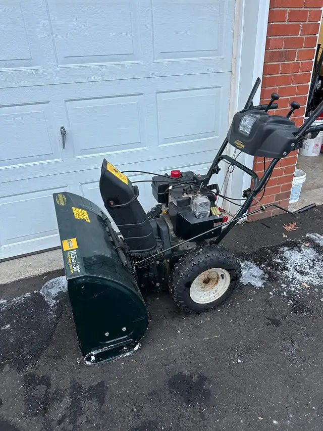 MTD Yardworks 30” / 10.5 HP Snowblower in Snowblowers in Oakville / Halton Region - Image 2