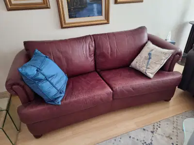 Causeuse en cuir de qualité, bourgogne. 60" de large X 37" de profond X 30" de hauteur. Sofa 3 place...