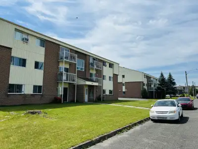 *** AUCUN CHIEN ACCEPTÉ *** Libre 1 mars Très beau 4 1/2 situé au 2 e étage d’un 12 logements. Immeu...