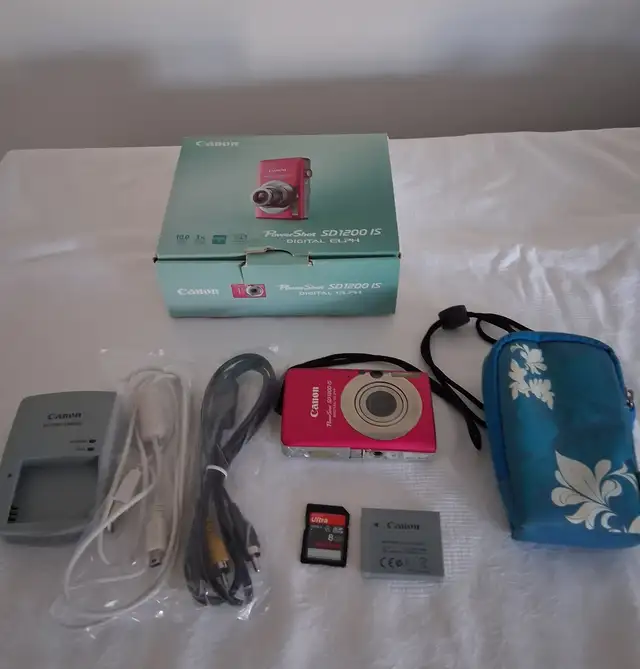 Canon PowerShot SD1200 IS Digital ELPH Red/Pink 10MP Camera Kit