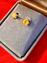 14Kt Yellow Gold, Natural Sapphires, Stud earrings (5mm each)