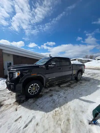 2022 GMC Sierra AT4 2500 Diesel 170,000 km. Contractor-owned, so it shows some dents and scratches,...