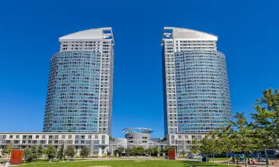 Rare Luxurious Condo! 2 Split Bedroom With 2 Full Bathrooms. Steps To Gym & Indoor Pool. Open Concep...