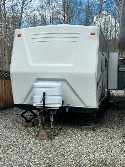 2008 Tango 299BHS. 27ft living space. 5640 lbs dry weight. Half-ton towable. Sleeps 9. Jack & Jill b...