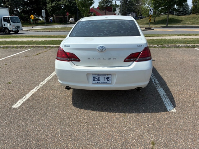 Toyota Avalon 2010 — photo 2