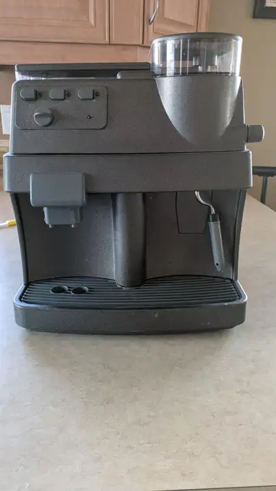 Saeco Vienna Superautomatica a été peinturer gris charcoal texturé.