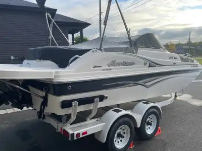 Bateau ponté 2007 Hurricane Sundeck 19,5 pieds. Avec moteur Mercruiser 2007 200HP. V6 4.3L. Seulemen...