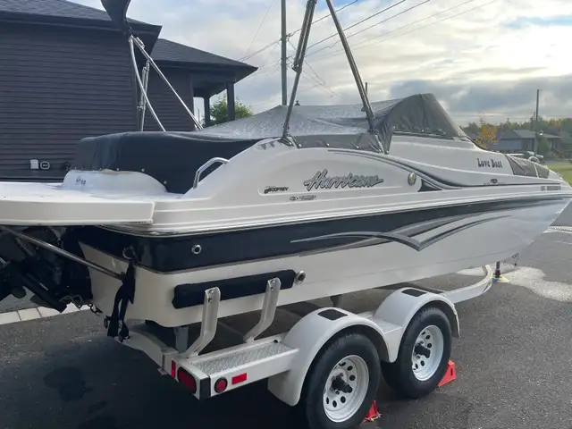 bateau Hurricane in Powerboats & Motorboats in Drummondville - Image 2