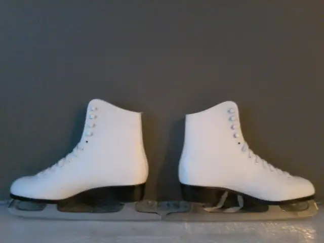 Patins à glace femme (2 pres X 9-9.5/3 pres X 9.5-10)/$40.00 pre in Skates & Blades in City of Montréal - Image 3