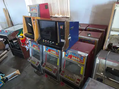 Lot de cabinets d'arcade et poker à vendre $600. Rien de fonctionnel, sans board ni moniteurs. $600...