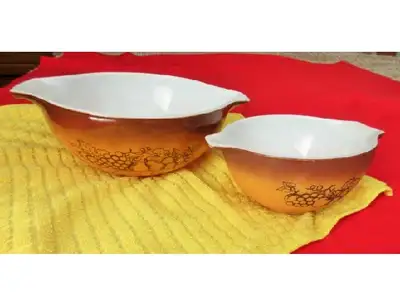 Pretty Vintage Casserole style nesting bowls from the Old Orchard collection. Imprinted as large Pyr...
