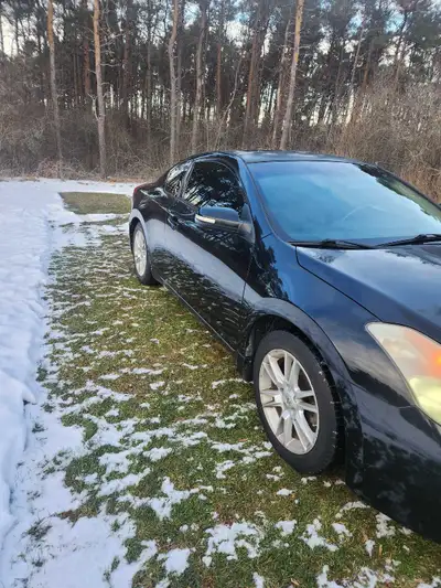 2008 Nissan Altima SE 3.5-litre V6 engine, 270 horsepower, 231,000 K. Needs exhaust work.