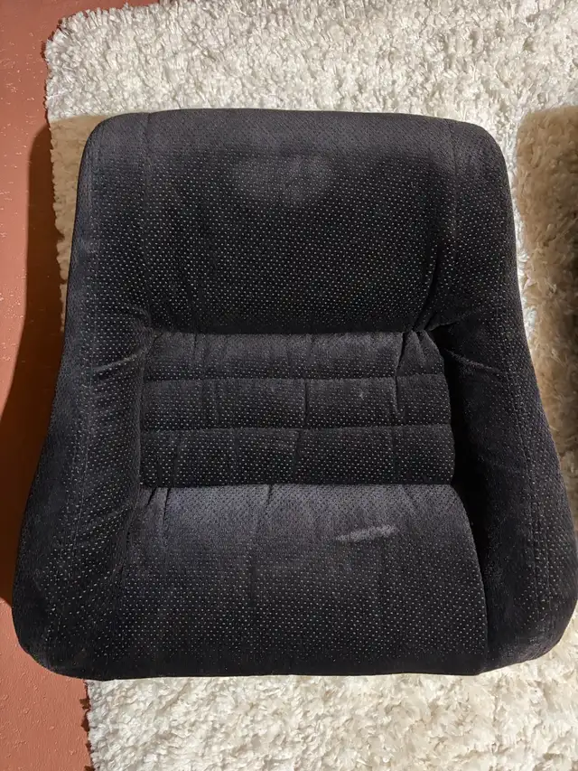 1978-1982 corvette cloth seats  in Other Parts & Accessories in Delta/Surrey/Langley - Image 3