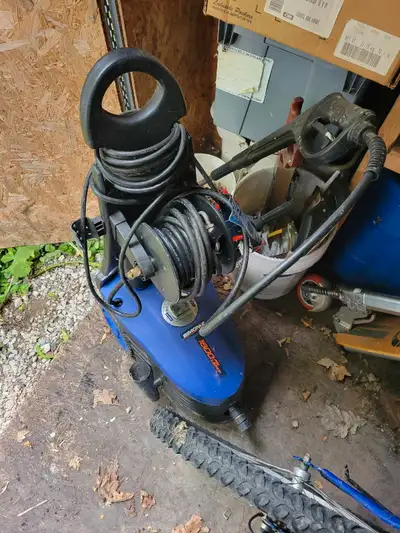 1800 psi Simonize pressure washer .. works good .. it was my go to for jobs around the house. Reason...