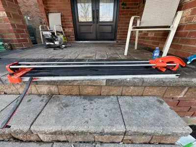 Manual Tile cutter Left by Contractor that was previously working on my house Good condition Please...
