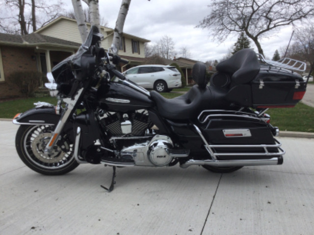 2013 Harley Davidson FLHTC Ultra Limited - Low km. in Touring in London - Image 2