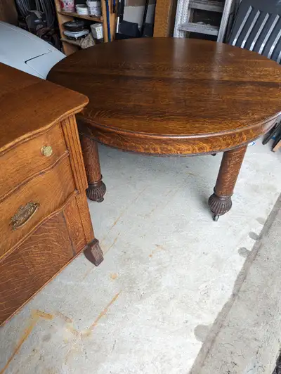 Antiquité Table ronde 52 pouces rare avec 5 pattes chêne maillé massif sur roues 800$. La table plia...