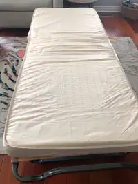 Rollaway folding twin bed
