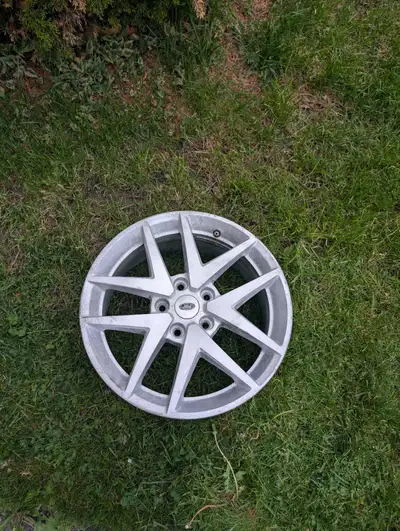 These are used 17-inch Ford alloy rims with a 17 x 7.5J x 44.0 bolt pattern, perfect for various veh...