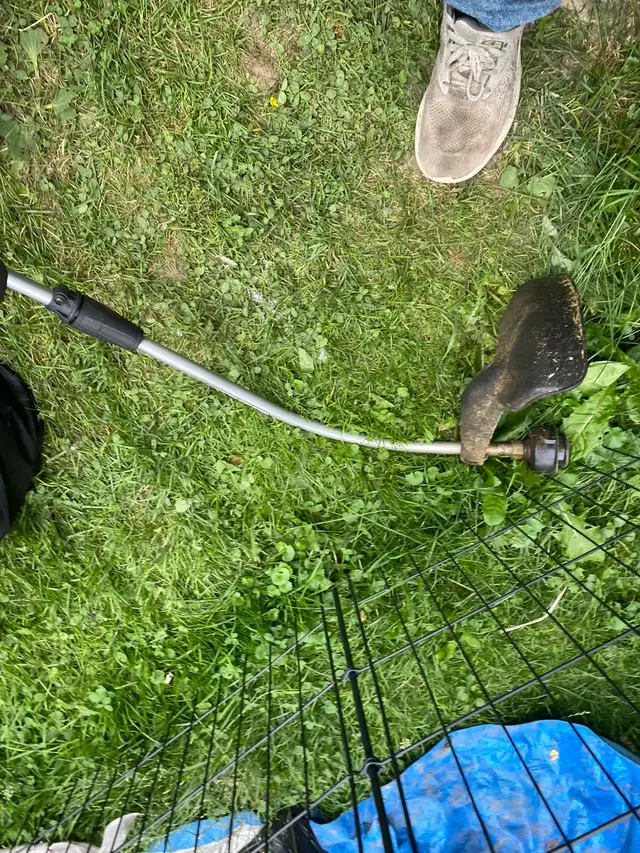 Weedeater Gas Trimmer in Lawnmowers & Leaf Blowers in Kitchener / Waterloo - Image 3