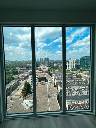 Corner unit:Dufferin and King: 2bedroom
