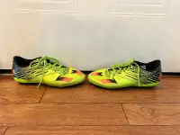 Crampons de soccer moulés Adidas Messi 5.5us soccer cleats