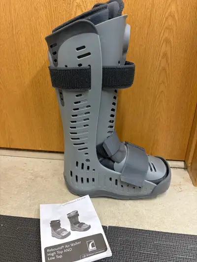 Ossur Rebound Air Walker boot. Size XS. Briefly used by my child/preteen in 2020. In great condition...