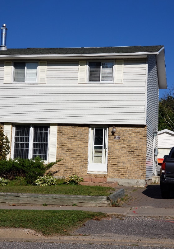 Very clean Emerald 3 bdrm 1.5 bath bungalow Elliot Lake 1,600 Long