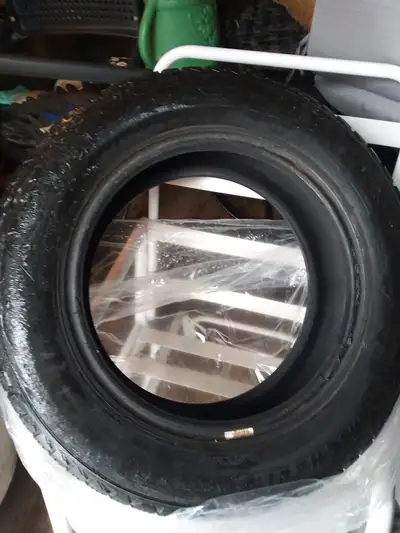4 pneus d'hiver 215/60R16 usagés. Usure 7/32. Encore bon pour jusqu'à 2 autres hivers. Michelin X-Ic...