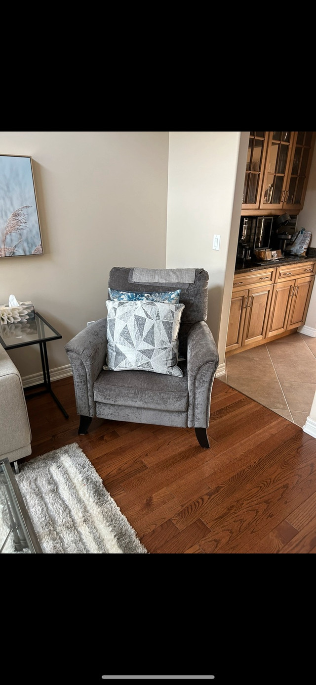 CONTEMPORARY LAZY BOY CHAIR RECLINER in Chairs & Recliners in St. Catharines