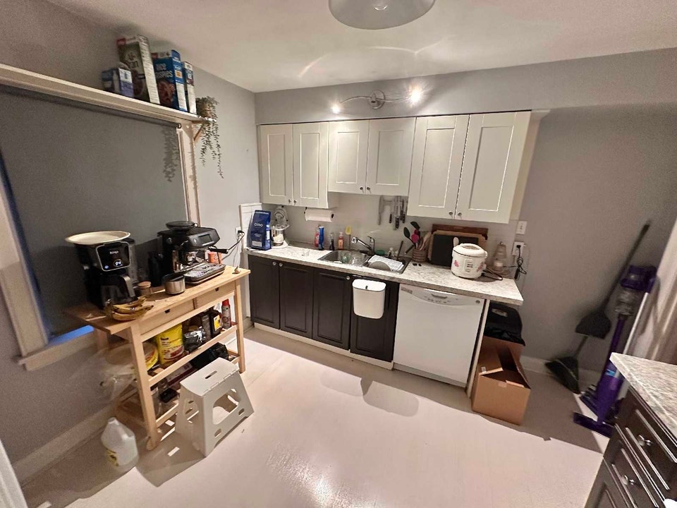 Bright 1BR + Den 4