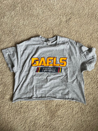 Queen’s Football cropped T-shirt