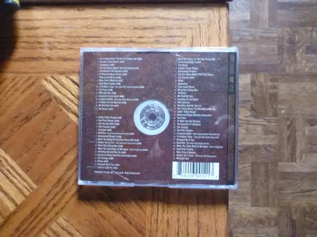 The Ultimate Hits (2 CDs/DVD) – Garth Brooks   mint  $20.0062863266131841121
