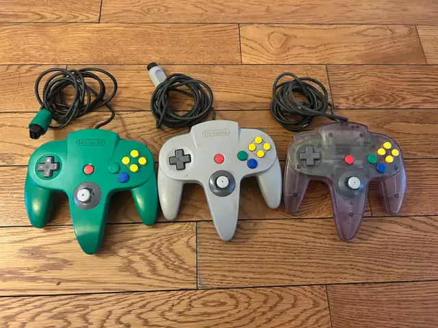 Lot de 3 manettes de Nintendo 64 controllers in Older Generation in City of Montréal - Image 2