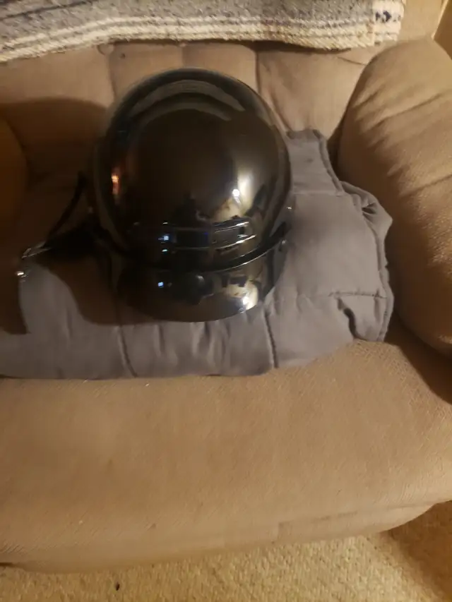 Nice womans motocycle helmet in Other in Ottawa - Image 5