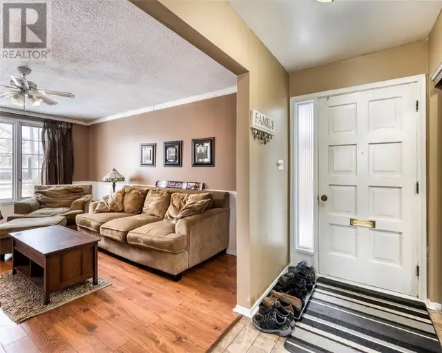 5 bedrooms, 2 full bathrooms house for lease in Long Term Rentals in Sarnia - Image 4