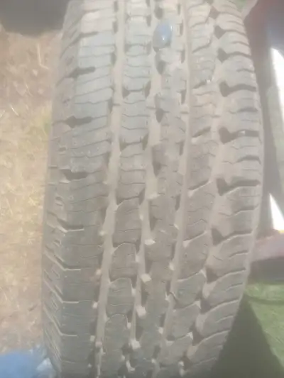 1 pneus en bonne état 25 $ 819 818 1747