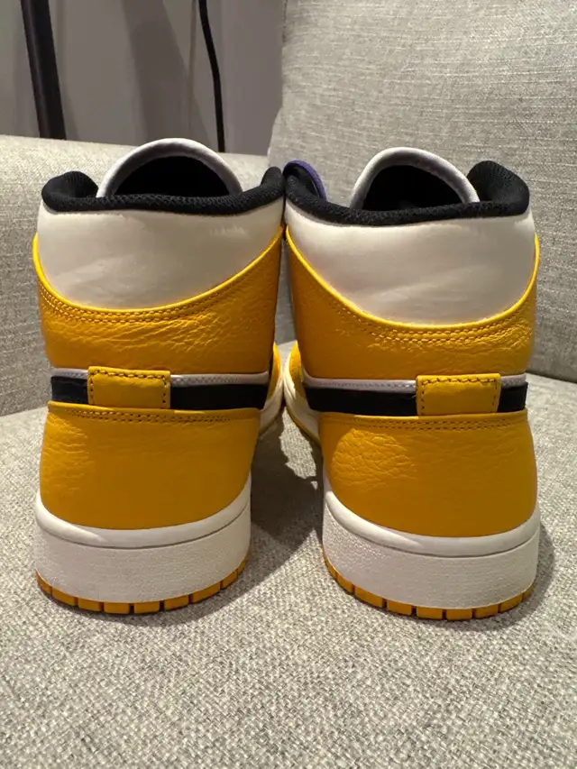NIKE JORDAN MID SE SIZE 10 UNIVERSITY GOLD / BLACK in Men's Shoes in Markham / York Region - Image 5