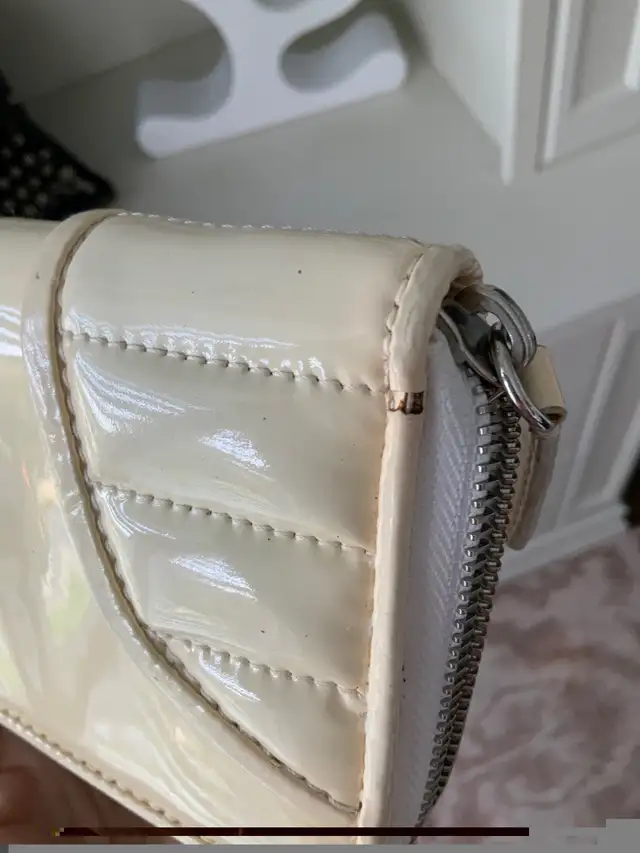 BURBERRY LONDON Patent Leather Cream Large Zip Around Wallet in Women's - Bags & Wallets in Oakville / Halton Region - Image 6