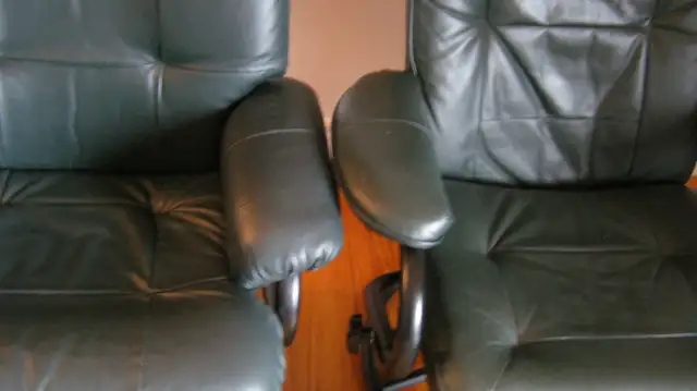 Two Leather Recliner-chairs with Ottoman. Dark green in Chairs & Recliners in Kingston - Image 4