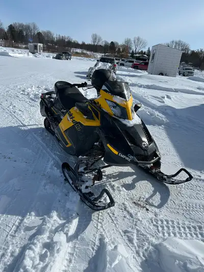 2014 MXZ TNT 1200 Couleur: Jaune et noire Pas d’échange Skidoo MZX TNT 1200 21 000 km Très bien entr...